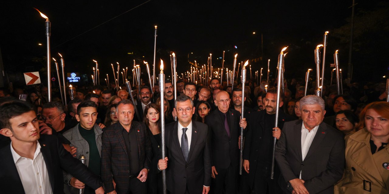 Özgür Özel, 'ata'ya Saygı Zinciri'ne Katılıp, Anıtkabir'i Ziyaret Etti