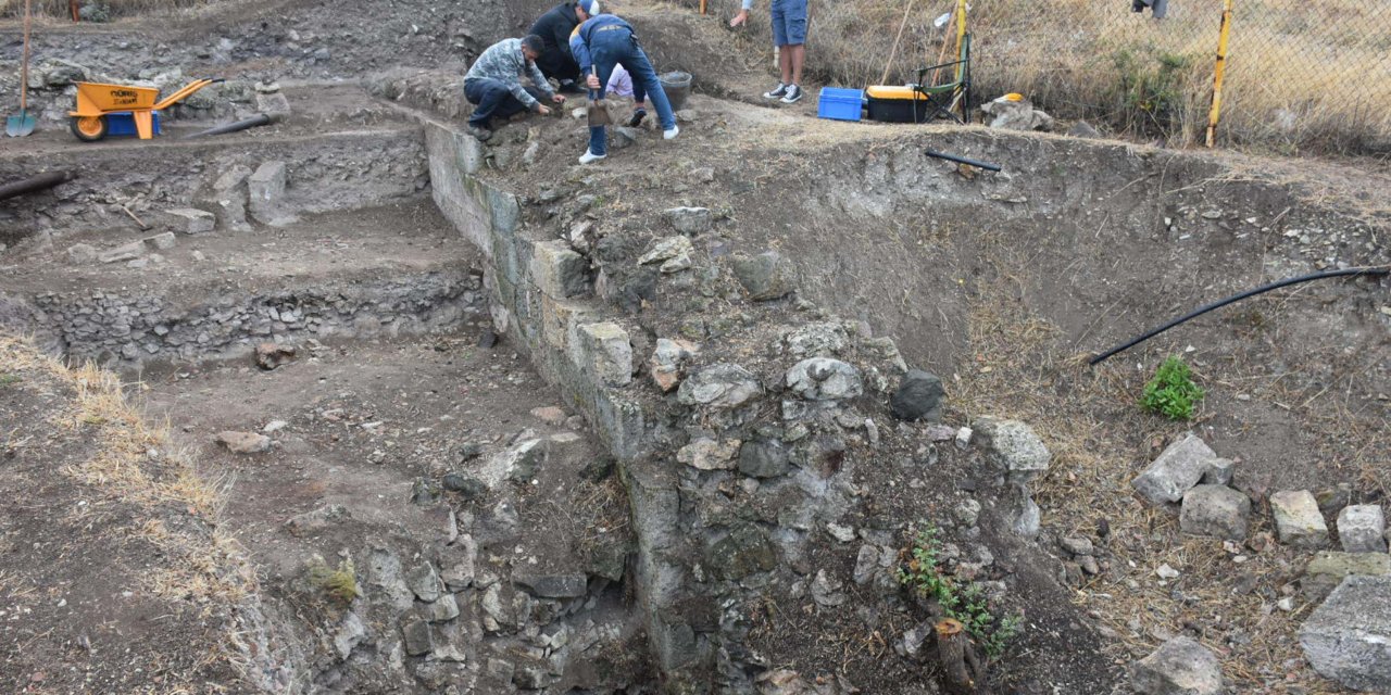 Phokaia Antik Kenti'ndeki 2 Bin 400 Yıllık Tiyatro Ortaya Çıkarılıyor