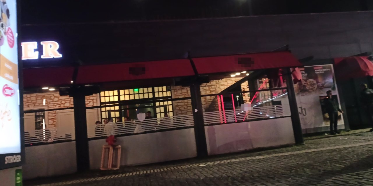 Konserde Rahatsızlık Verdiği İçin Dışarı Çıkarılınca Mekana Ateş Açmış