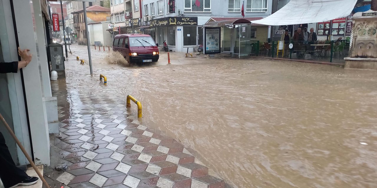 Edremit'te 5 Dakikalık Sağanak, Caddeyi Dereye Çevirdi