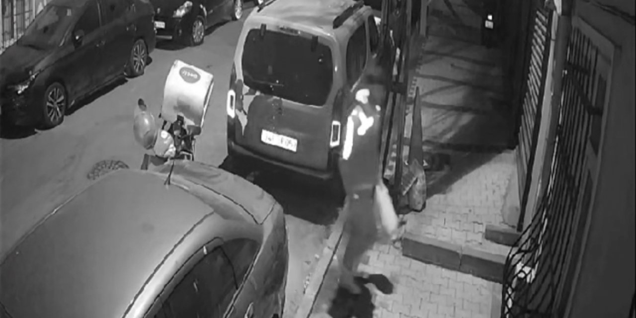 Gaziosmanpaşa'da Sipariş Getirdiği Apartmana İdrarını Yapan Kurye Kamerada