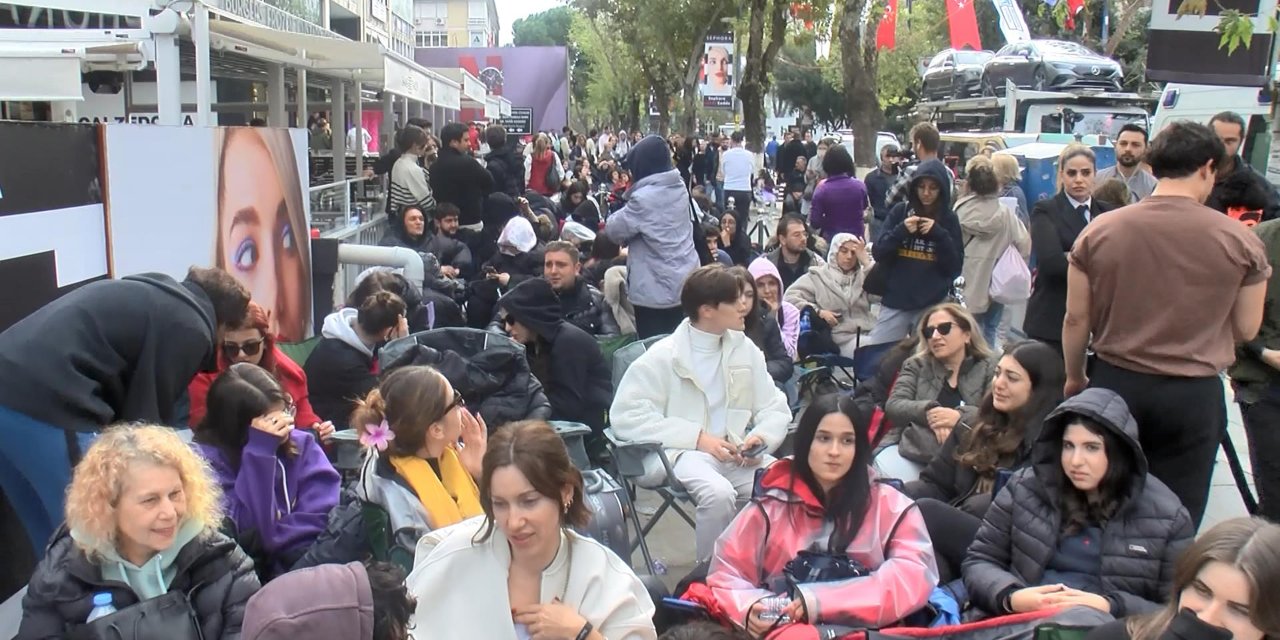 Kadıköy'de Ünlü Kozmetik Mağazası Açılışında İzdiham