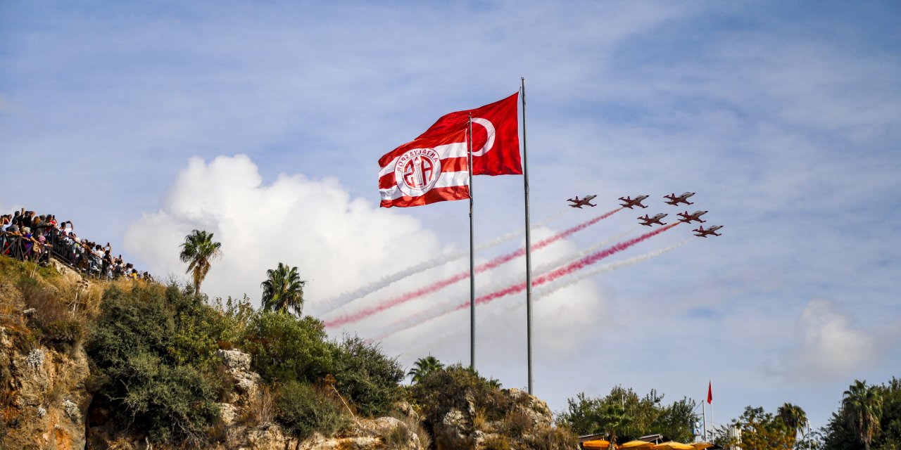 Türk Yıldızları'ndan Antalya'da Gösteri