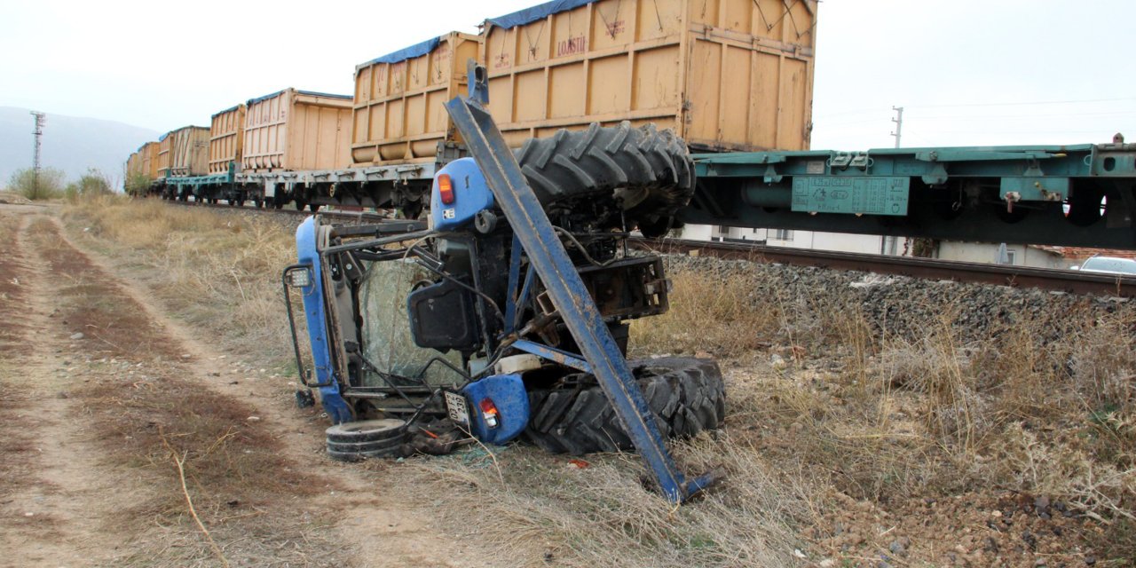 Hemzemin Geçitte Tren, Traktöre Çarptı: 1 Ölü, 1 Yaralı