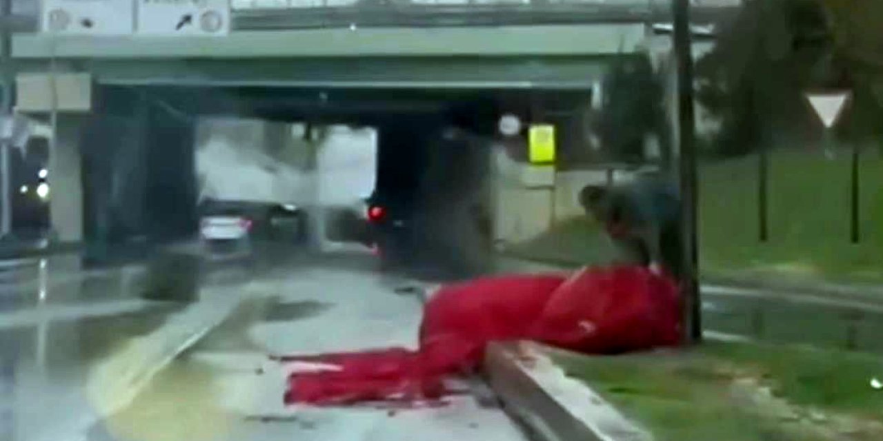 Avcılar'da Bayrak Hassasiyeti; Yağmurda Yere Düşen Türk Bayrağını Kaldırdı