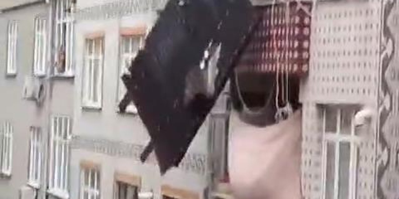 Sultangazi'de Çatıdan Kopan Parça Balkondaki Çamaşır İpine Asılı Kaldı