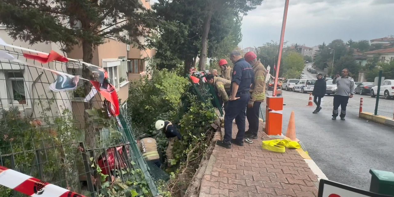 Üsküdar'da Otomobil Binanın Bahçesine Düştü