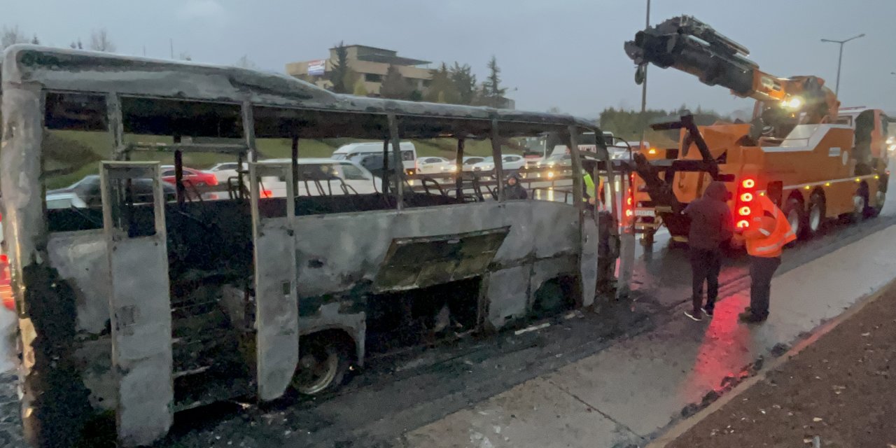 Ataşehir Tem Otoyolunda Midibüs Alev Alev Yandı