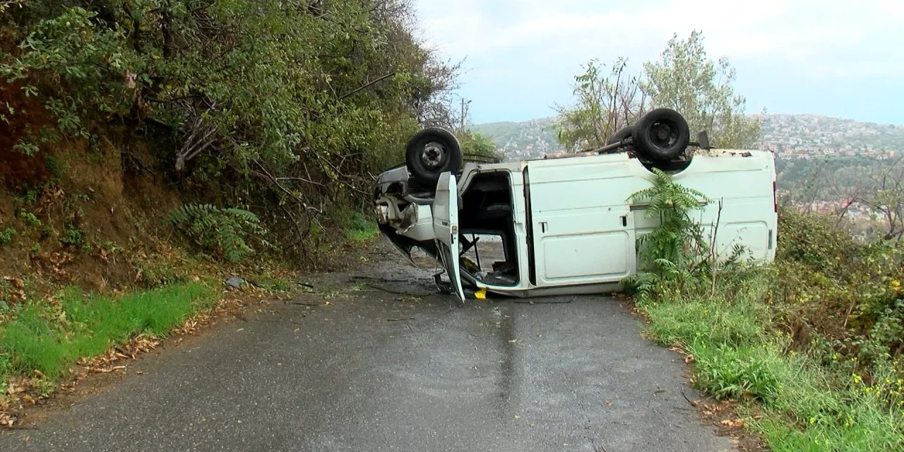 Sarıyer'de Yağmurda Kayan Minibüs Alt Sokağa Uçtu