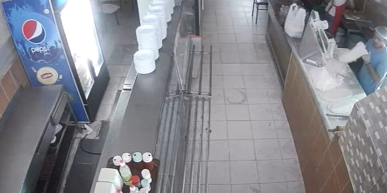 Tuzla'da Lokantanın İçine Yıldırım Düştü