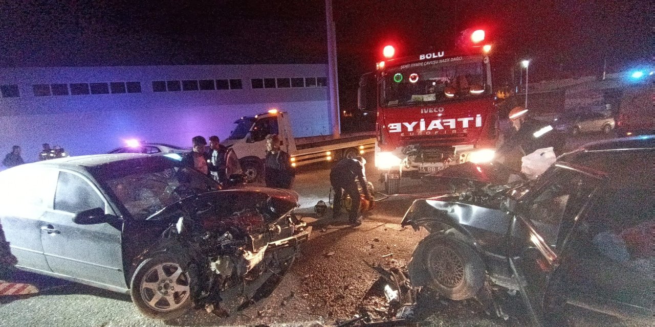 Bolu'da 2 Otomobil Kafa Kafaya Çarpıştı: 1 Yaralı