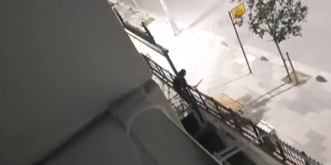 Büyükçekmece'de Elindeki Pala İle Yoldan Geçenlere Saldırdı