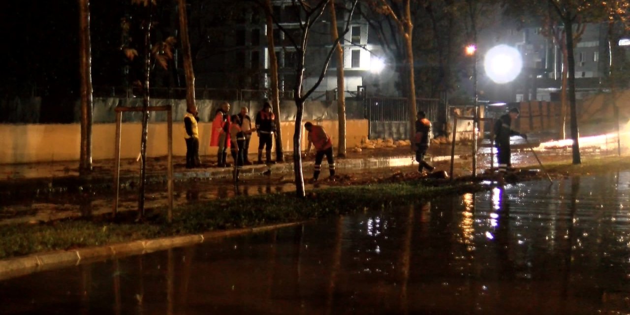Bağcılar'da Yağmurla Birlikte Cadde Göle Döndü
