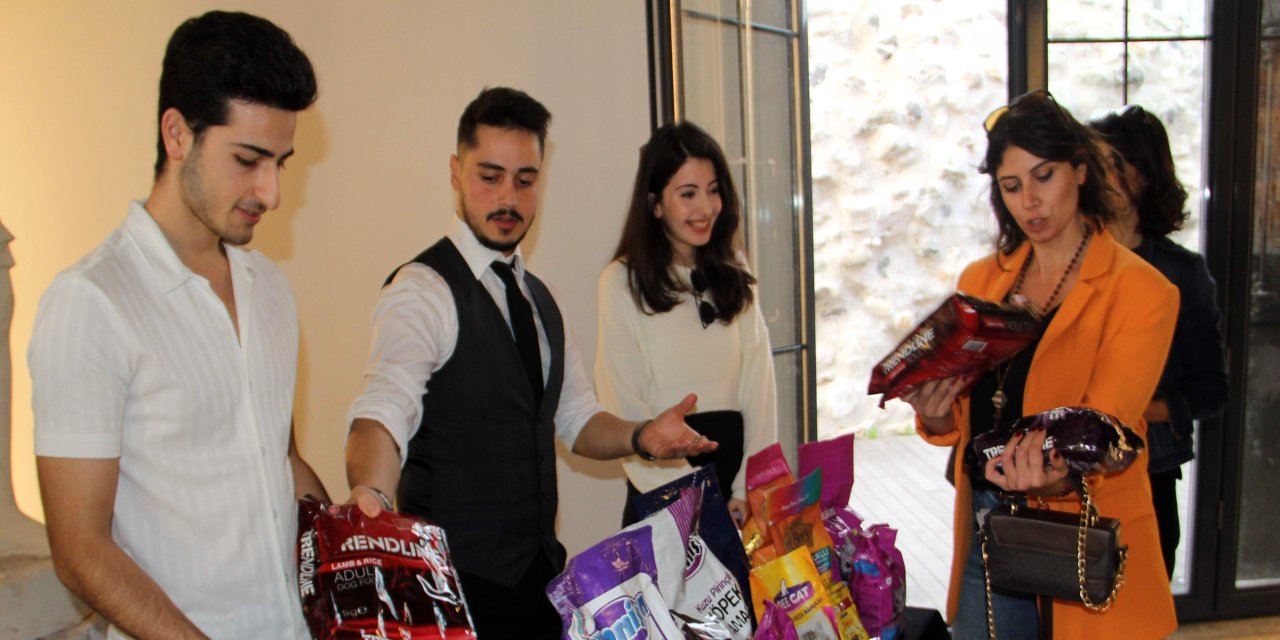 Üniversite öğrencileri, sahipsiz hayvanlara destek amacıyla program düzenledi