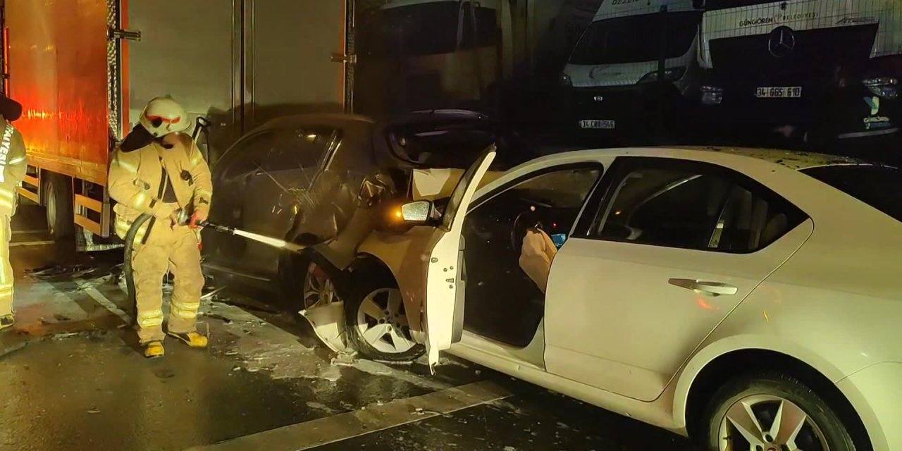 Güngören'de Otomobil Park Halindeki Cipe Çarptı: 1 Ölü, 5 Yaralı