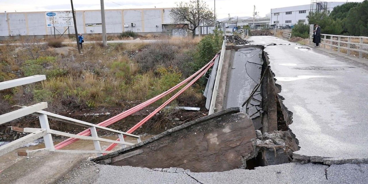 Balıkesir'de Kuvvetli Yağış Sırasında Köprü Kısmen Çöktü