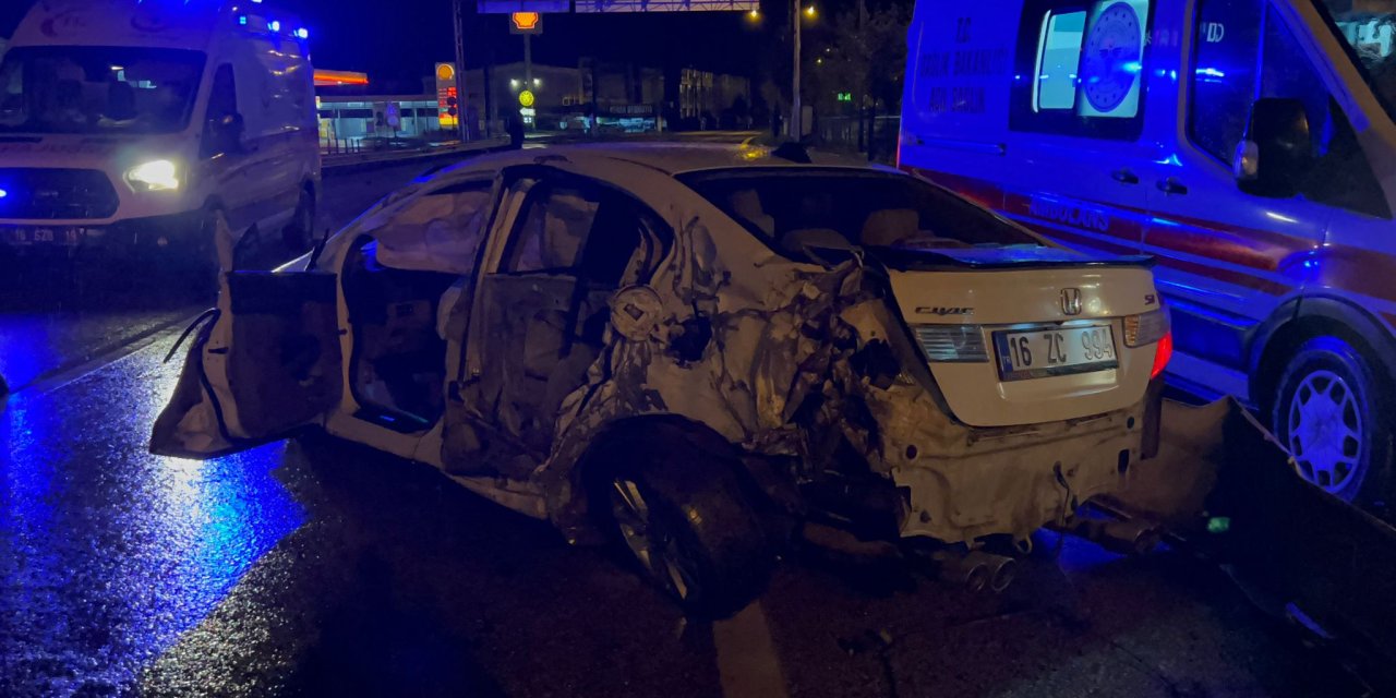 Bursa'da Otomobil Bariyerlere Çarptı;  5 Yaralı