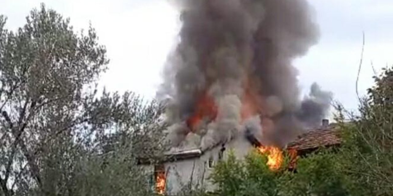 Balıkesir'de Yangında Ev Kullanılamaz Hale Geldi, Ahırdaki İnek Öldü