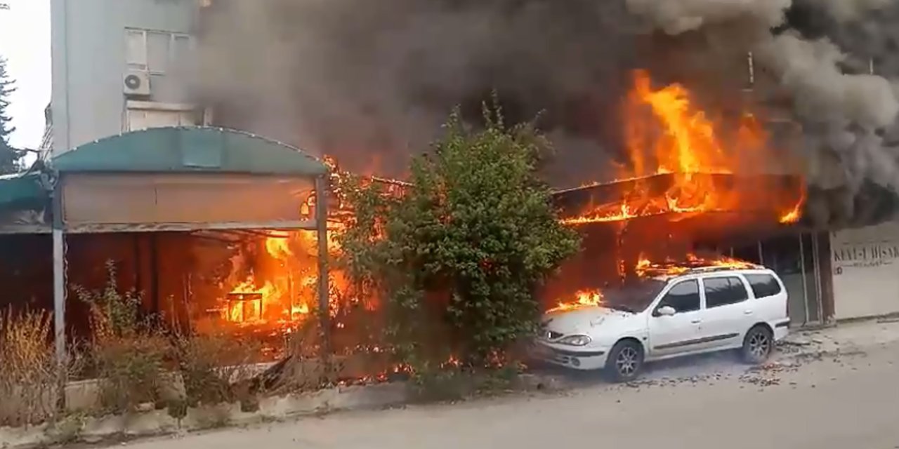 Atıl Restoran İle Önüne Park Edilen Otomobil Yandı