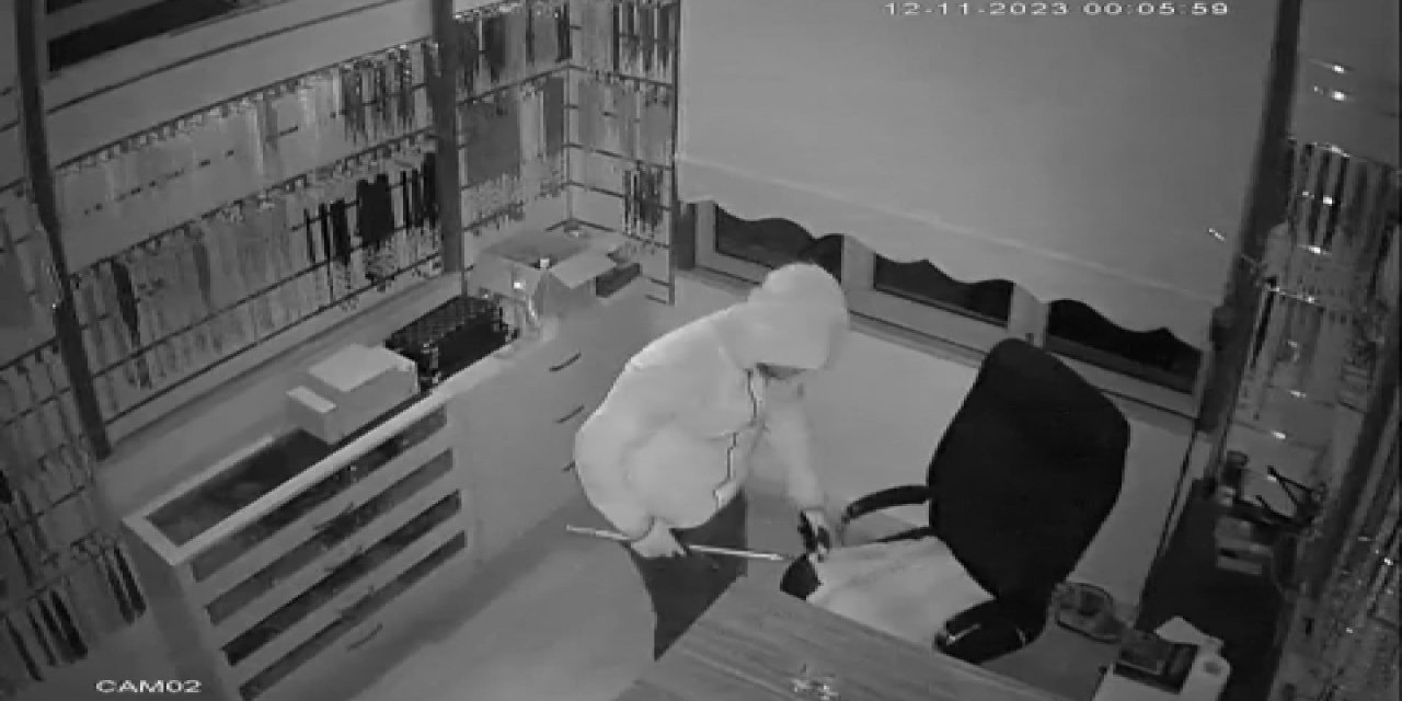 Fatih'te İş Hanına Giren İki Hırsız Güvenlik Kameralarını Kırıp 2.5 Milyon Liralık Hırsızlık Yaptı