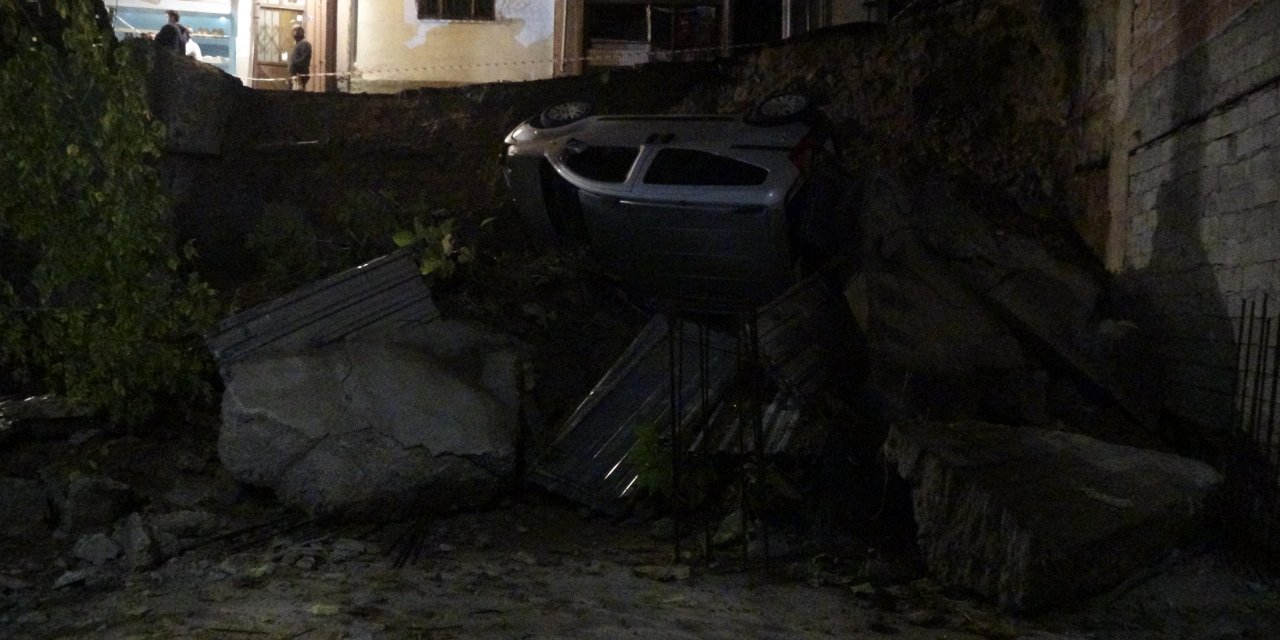 İstinat Duvarı Çöktü, Park Halindeki Araç İnşaatın Temeline Yuvarlandı