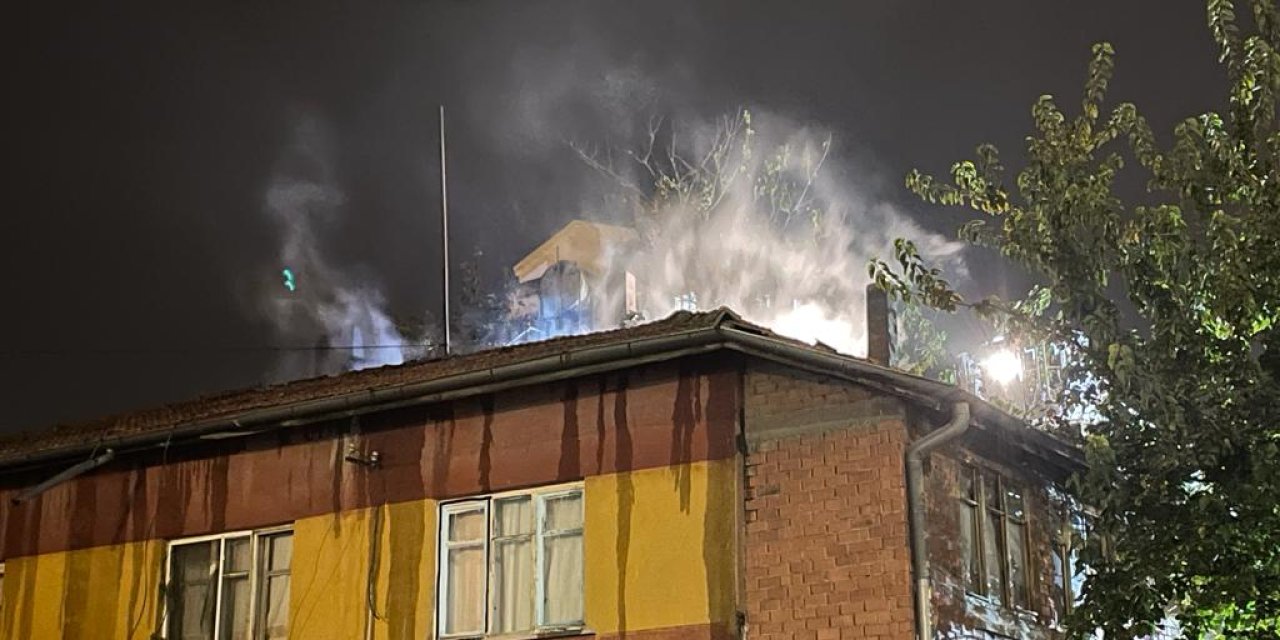 Kayseri'de 2 Katlı Evin Çatısında Yangın