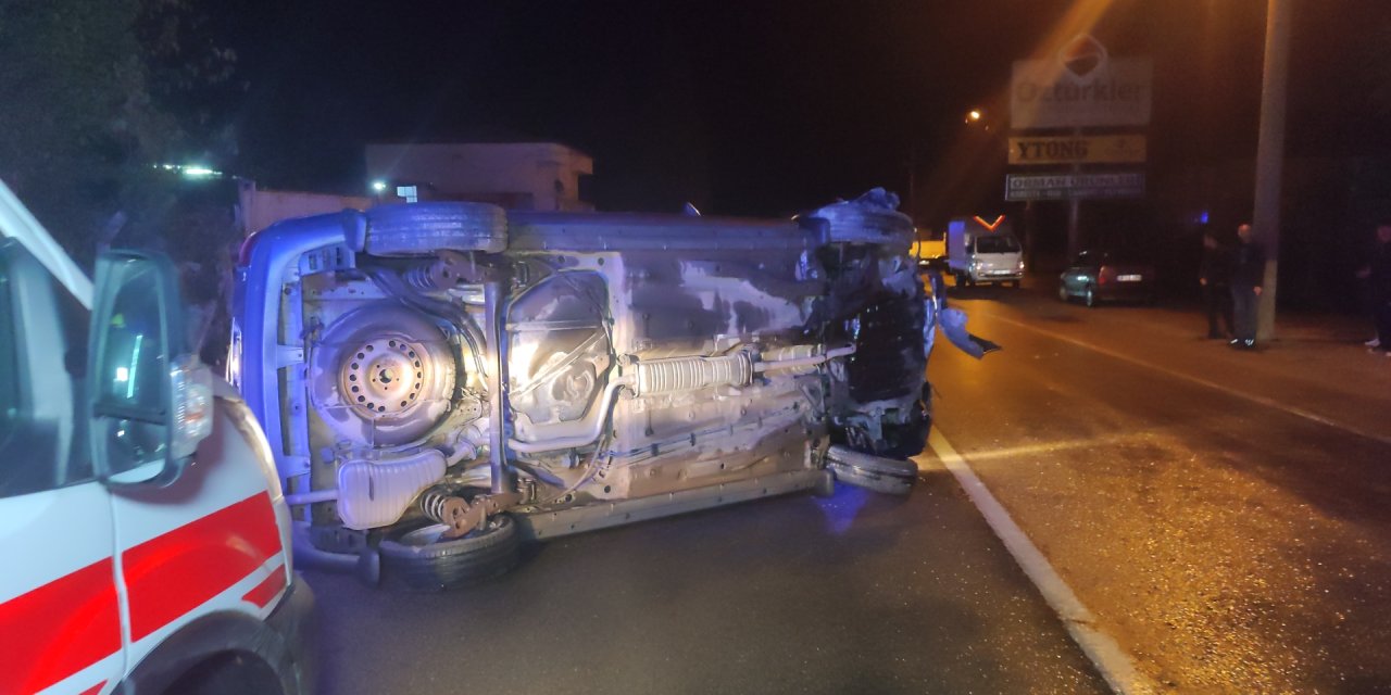 Sürücüsünün Virajı Alamadığı Otomobil, İş Yerinin Duvarına Çarptı: 2 Yaralı