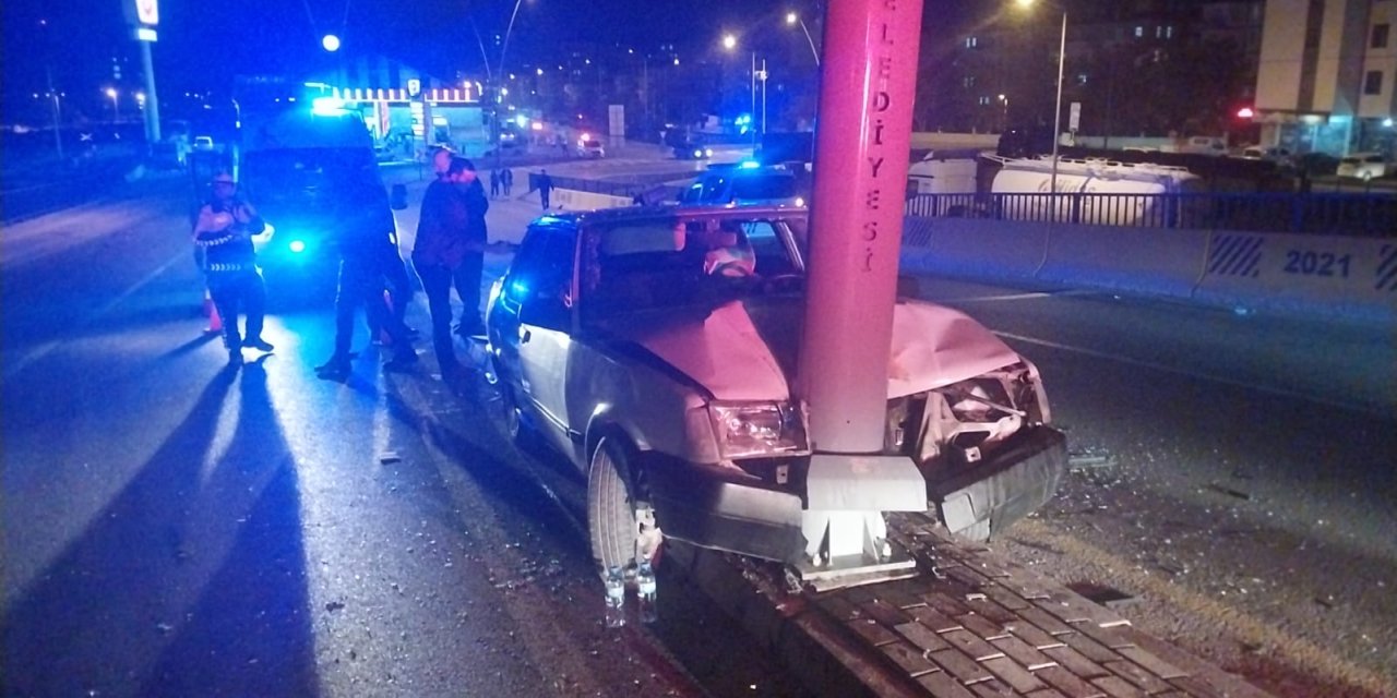 Niğde'de Otomobil, Aydınlatma Direğine Çarptı: 3 Yaralı
