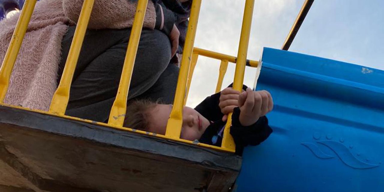 Parkta Bileği Kaydırak Demirine Sıkışan Mira'yı İtfaiye Kurtardı