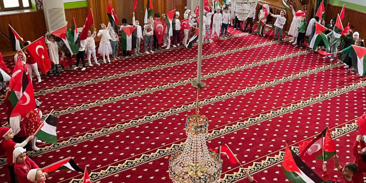 Rize'de Minik Öğrencilerden Filistinli Kardeşlerine Dua