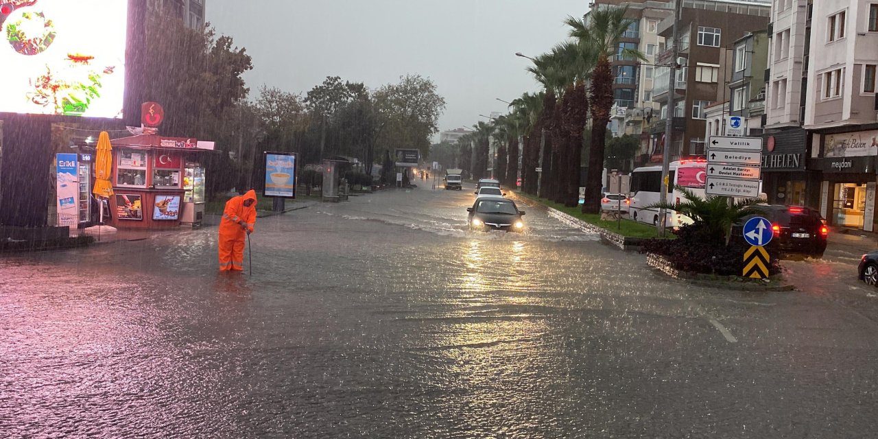 Çanakkale'de Sağanak; Cadde Ve Sokaklar Suyla Doldu