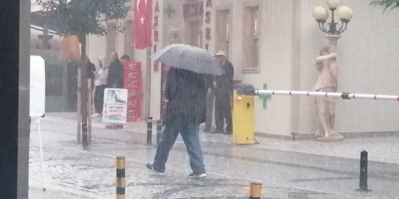 Silivri'de Sağanak Yağış Etkili Oluyor