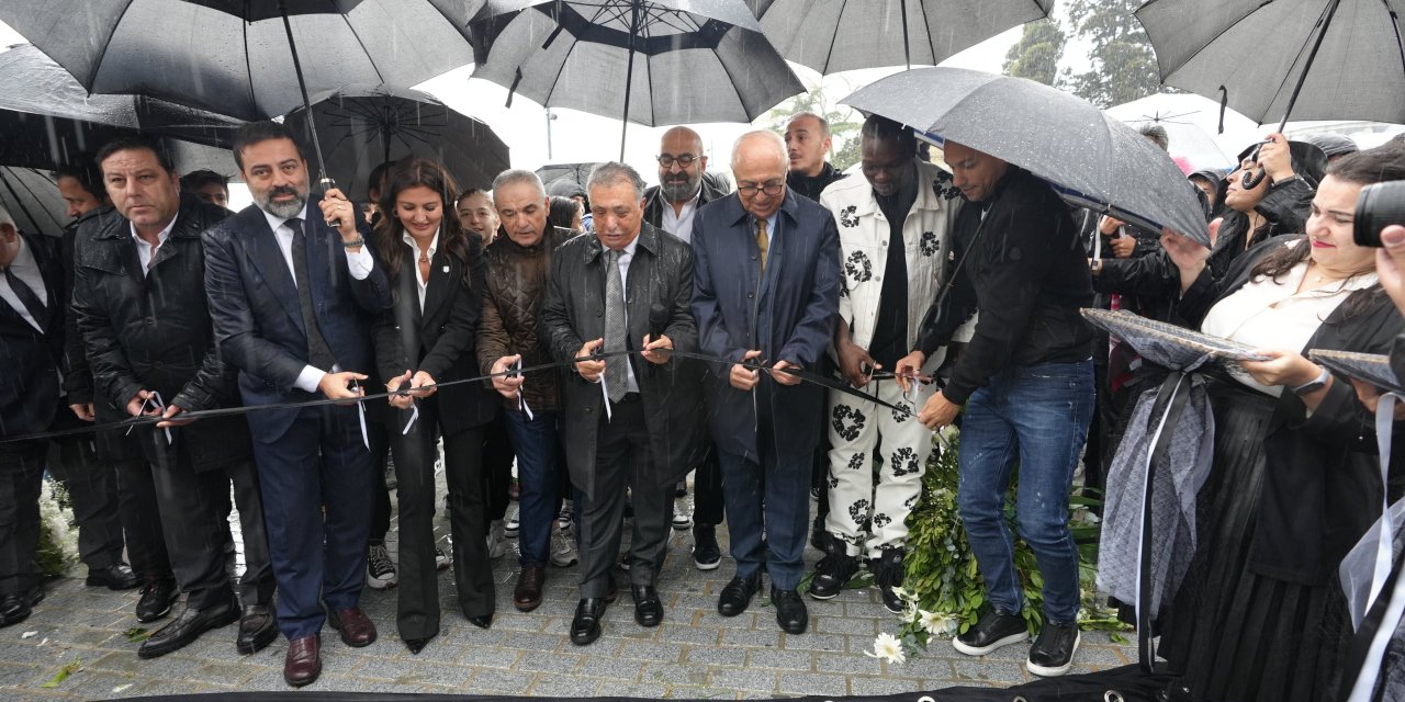 Beşiktaş İskele Meydanı'ndaki Dev Kartal Heykelinin Açılışı Yapıldı