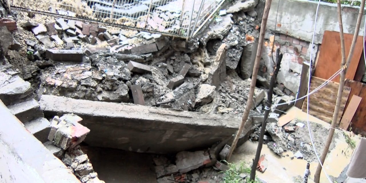 Sağanak Yağış Sonrası Küçükçekmece'de Bahçe Duvarı Çöktü