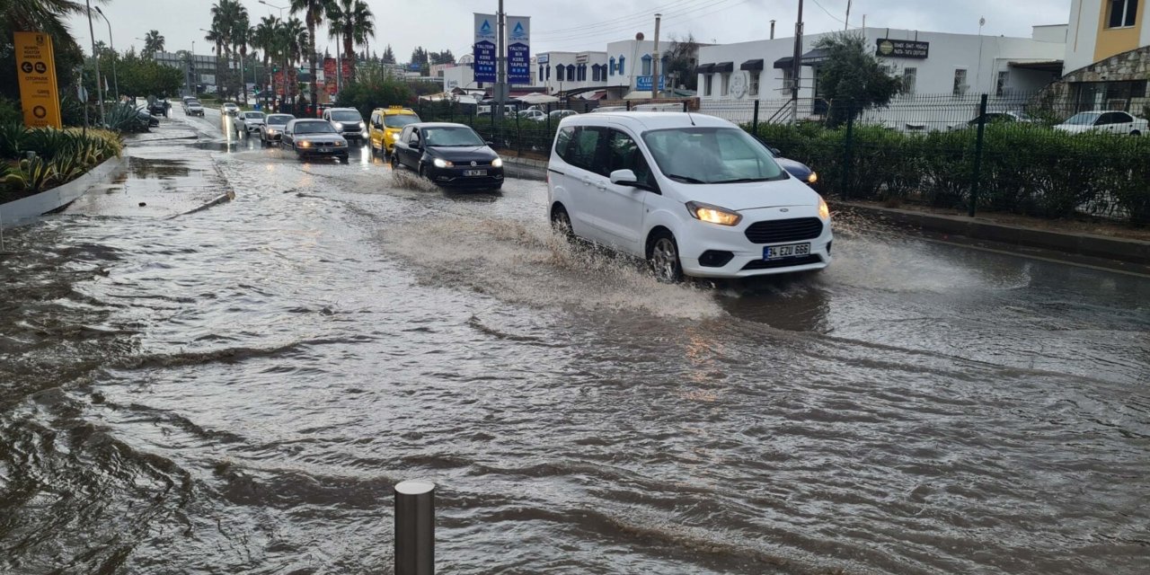 Bodrum’da Sağanak Yağmur; Cadde Ve Sokaklar Nehre Döndü