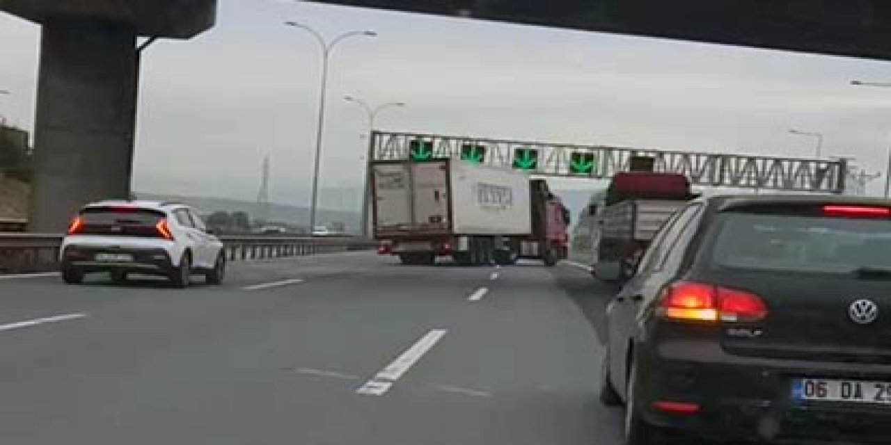 Tem'de Zincirleme Kaza Anı Kamerada: 4 Yaralı