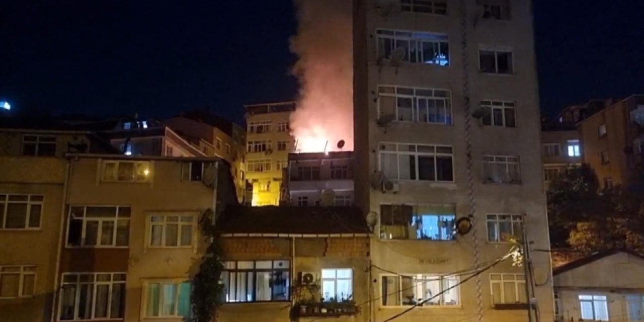 Şişli'de  4 Katlı Binanın Çatısı  Alev Alev Yandı