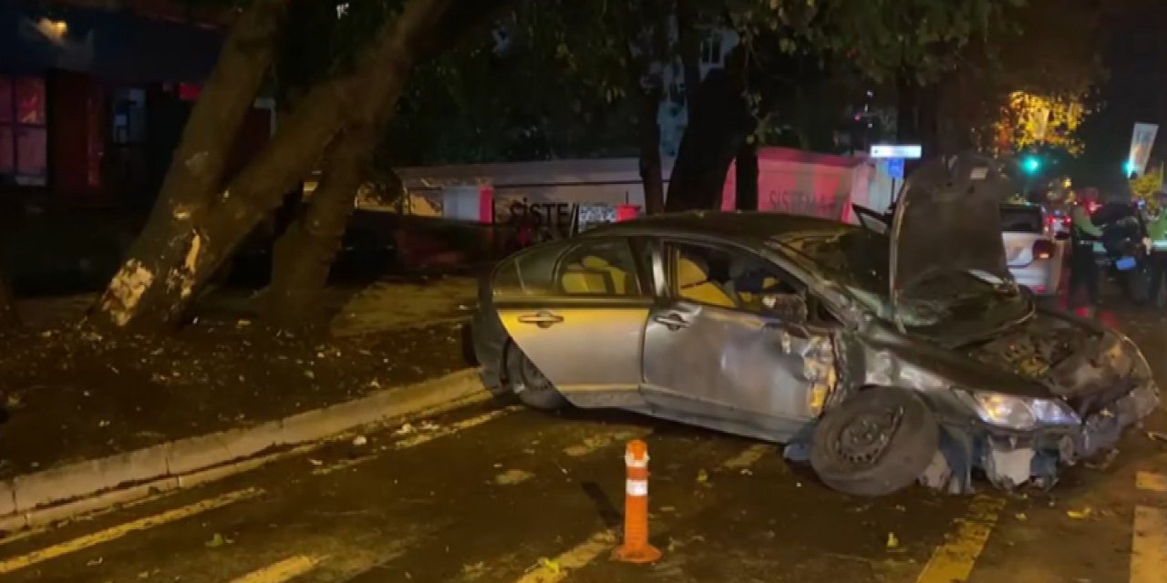 Kadıköy’de Kontrolden Çıkan Otomobil Ağaca Çarptı: 3 Yaralı