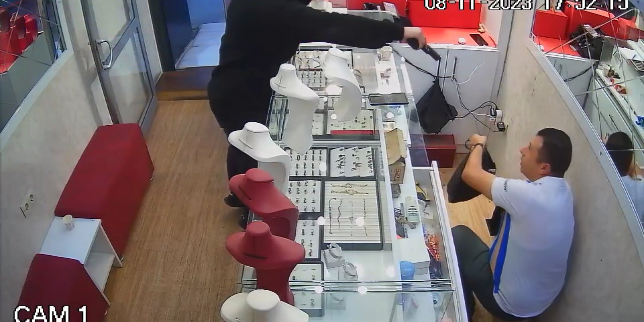 Sakar Soyguncu, Kuyumcuyu Korkutmak İsterken Kendini Vurdu