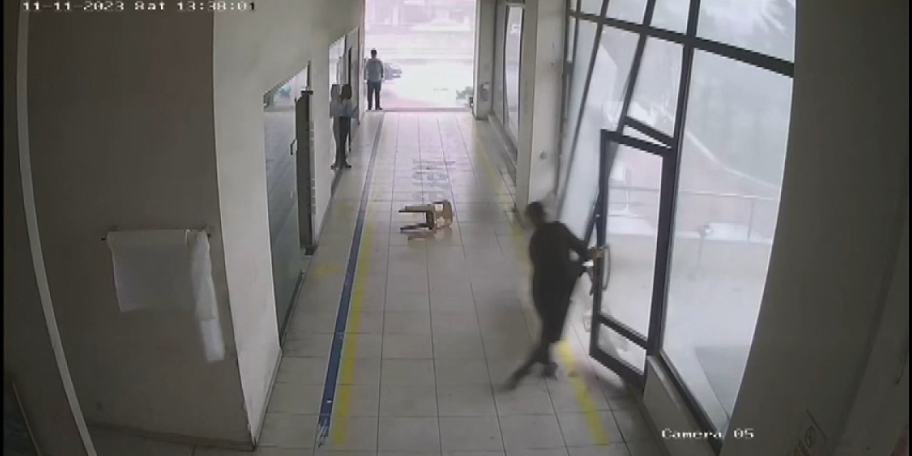 Küçükçekmece'de Fırtına Camı Çerçevi İndirdi, Çalışanı Böyle Savurdu