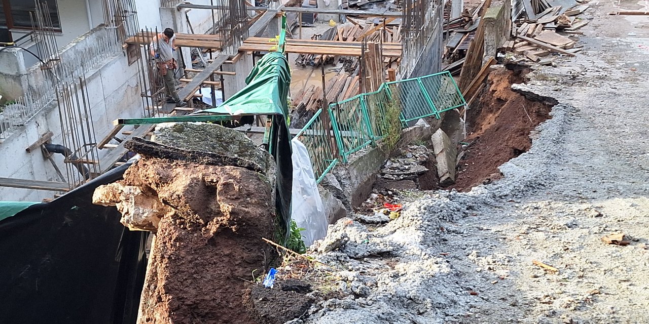 İstinat Duvarının Çökmesi Sonrası Yolda Kırılmalar Oldu; İnşaat Alanı Kaydı