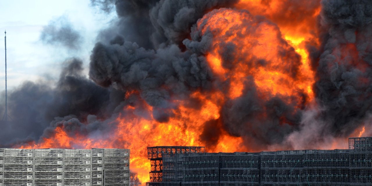 Antalya'da Plastik Fabrikası Alev Alev Yandı
