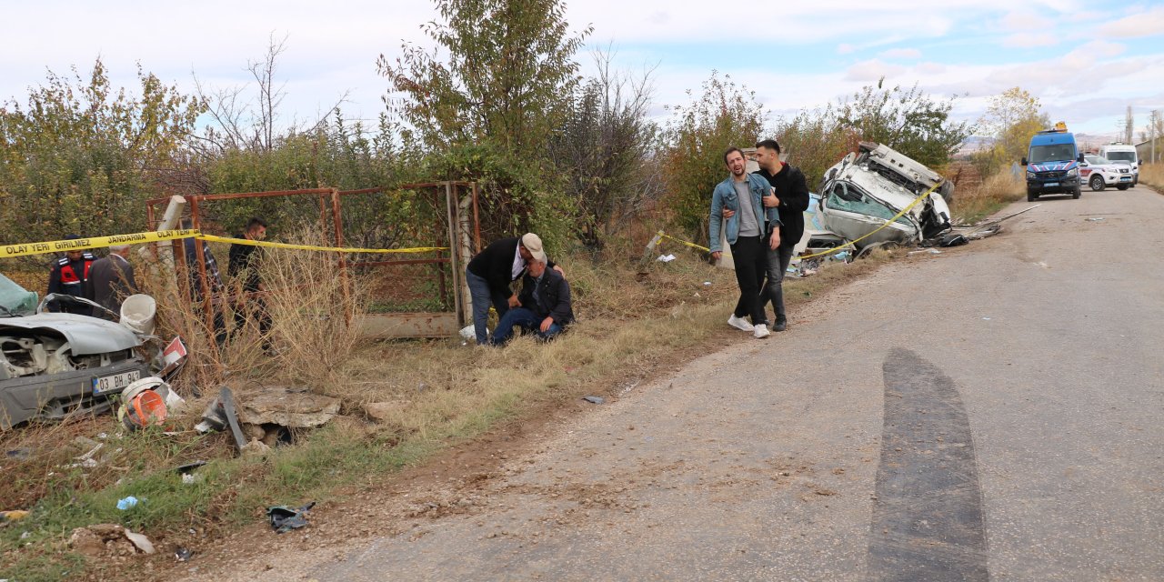 Kamyonetle Hafif Ticari Araç Çarpıştı; 2 Ölü, 3 Yaralı