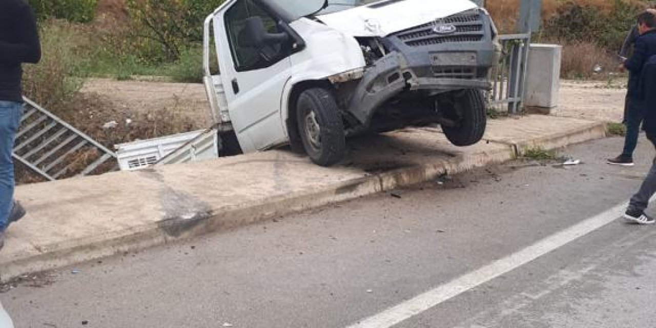 Kamyonet Köprüde Askıda Kaldı; Anne Ve Kızı Yaralandı