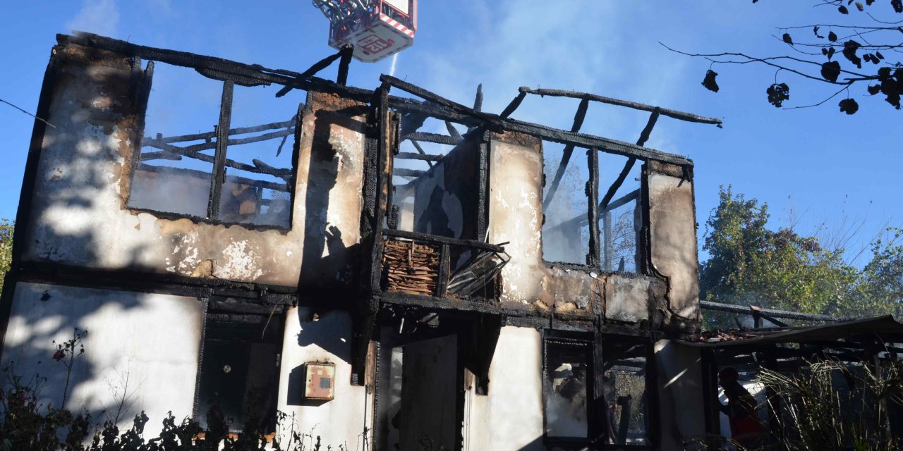 Banyo Yaparken Yangın Çıktı, Evde Tamir Yapan Ustalar Kurtardı