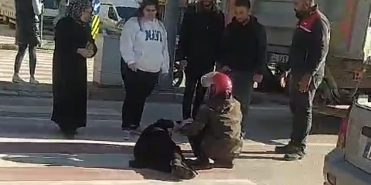 Kazada Yaralanmasına Rağmen Duruma Ağır Olan Eşinin Elini Uzun Süre Bırakmadı