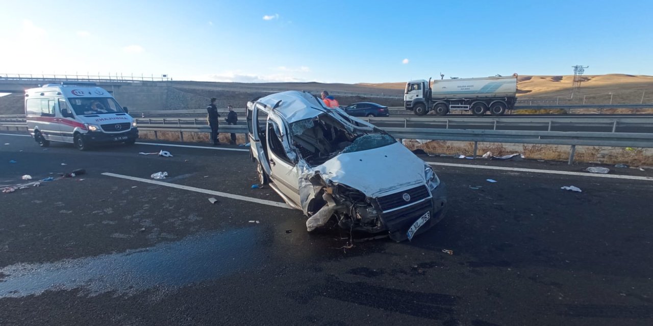 Ankara'da İki Otomobil Çarpıştı: 2 Ölü, 4 Yaralı