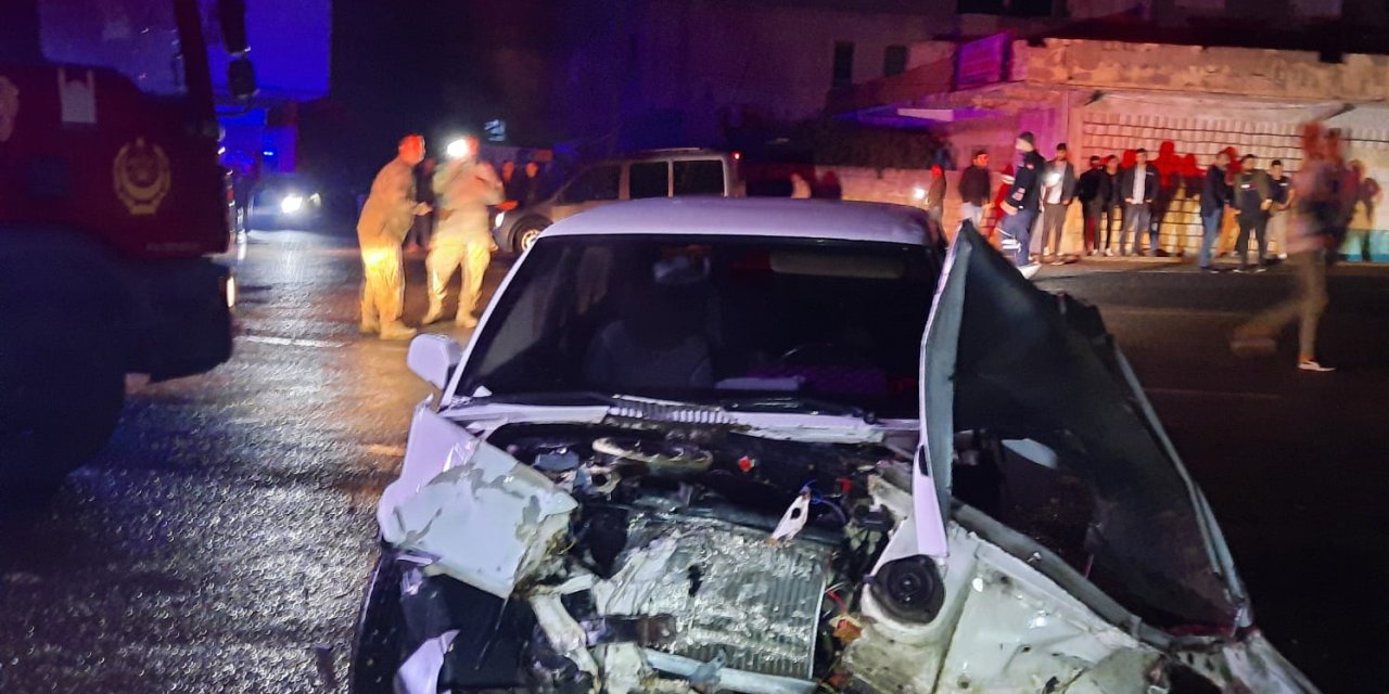 Mardin'de Hafif Ticari Araç İle Otomobil Kafa Kafaya Çarpıştı: 6 Yaralı