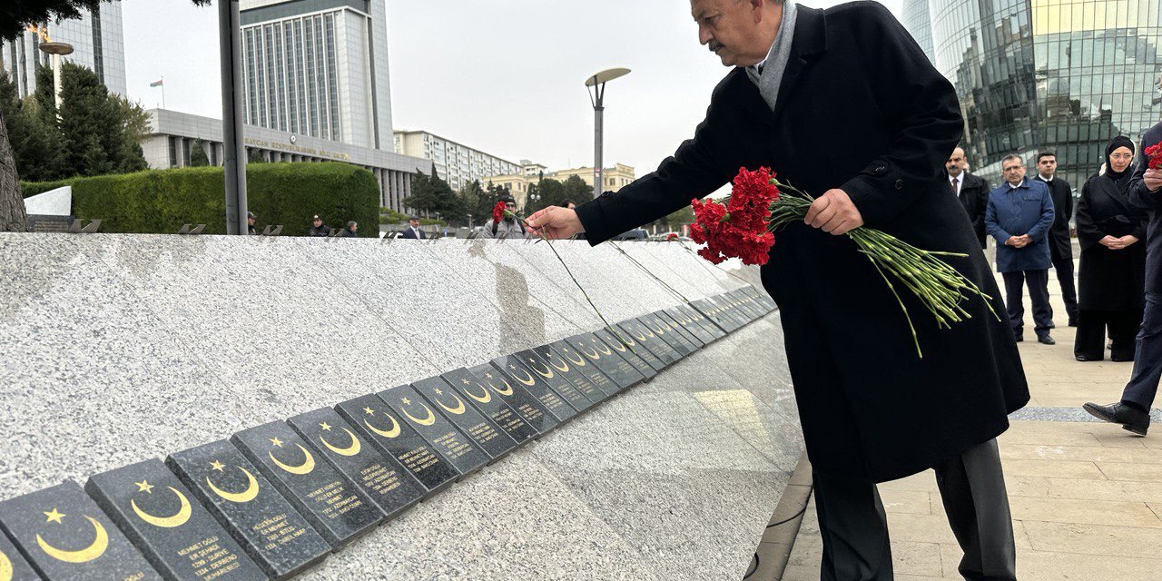 Bakan Özhaseki, Bakü’de Şeref Sokağı Ve Şehitler Anıtı’nı Ziyaret Etti