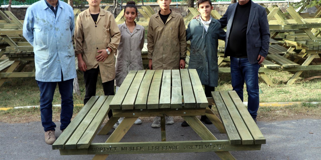 Millet Bahçesinin Piknik Masaları, Liselilerden